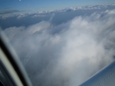 über den Wolken auf 6.500 ft